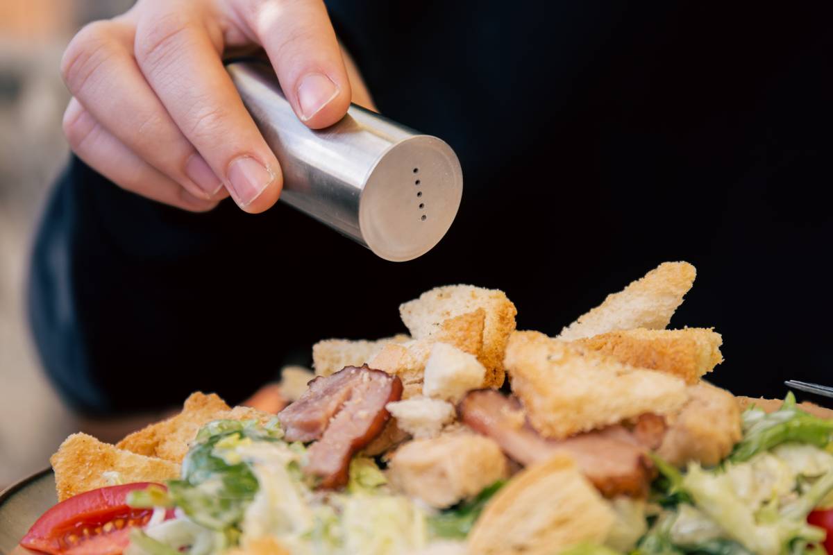 Homes o dones? Qui afegeix més sal als àpats, segons un estudi