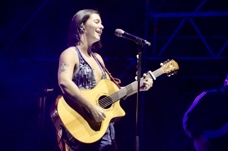 Suu, amb la guitarra durant el concert de La Castanyada del Cabró Rock. - 