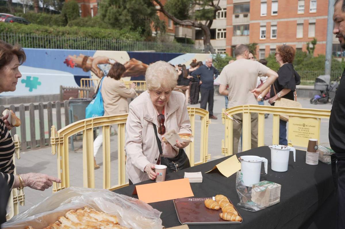 Inauguració del mural a la plaça del Voluntariat - DAVID CHAO Inauguració del mural a la plaça del Voluntariat