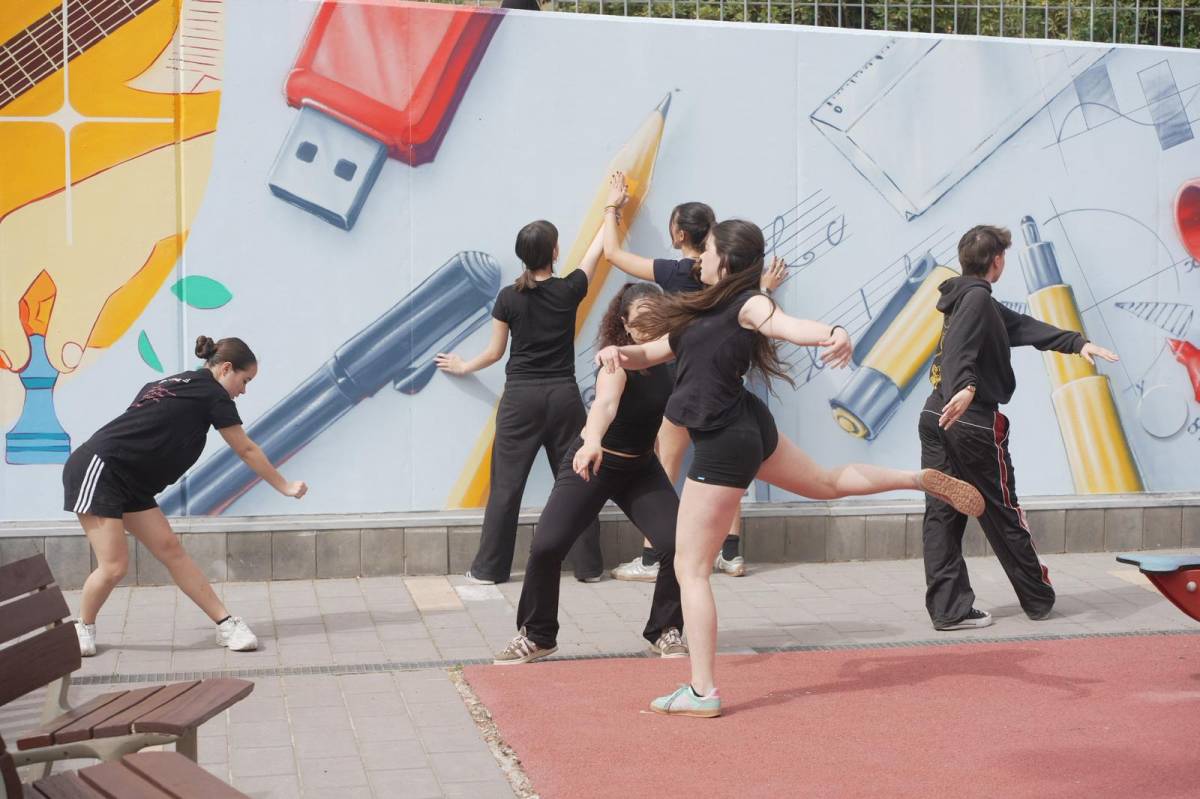 Inauguració del mural a la plaça del Voluntariat - DAVID CHAO Inauguració del mural a la plaça del Voluntariat