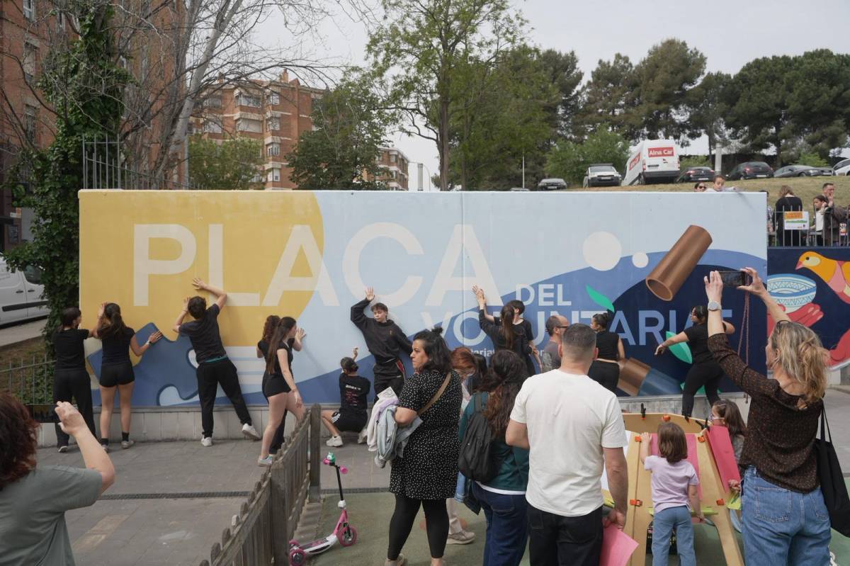 Inauguració del mural a la plaça del Voluntariat - DAVID CHAO Inauguració del mural a la plaça del Voluntariat