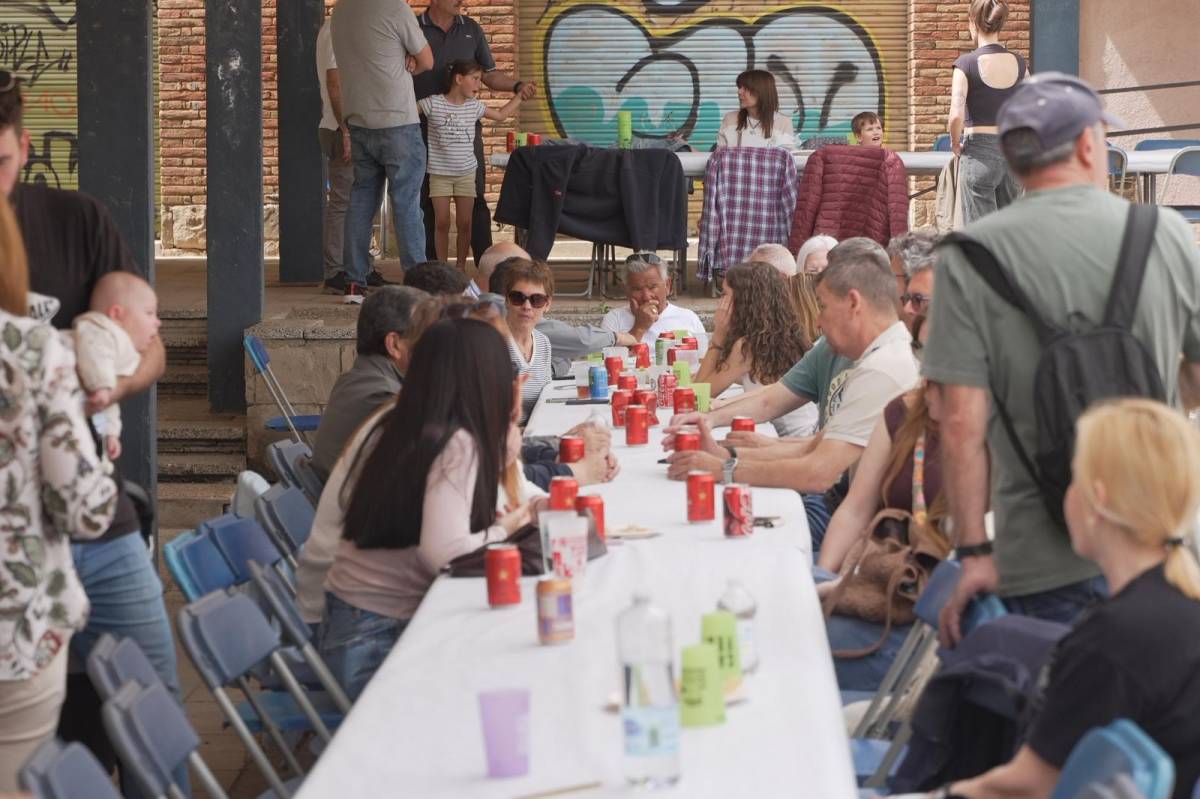 Gran èxit a la botifarrada popular de Can Feu - DAVID CHAO