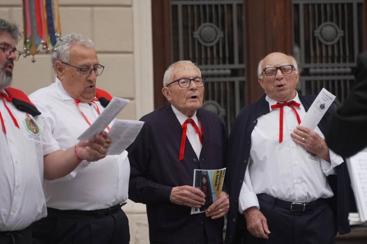 Les Caramelles recorren el Centre amb 14 cantades i bona resposta ciutadana