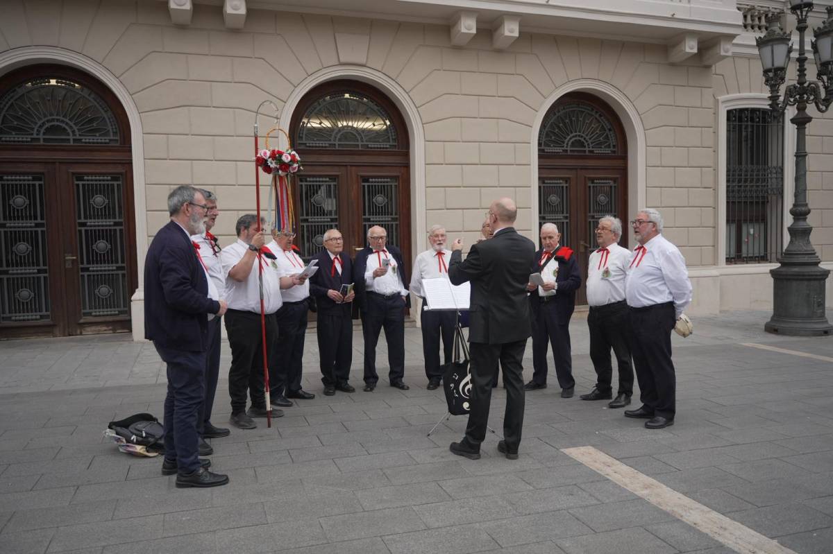 La Societat Coral Estrella Daurada a la plaça del Doctor Robert - DAVID CHAO