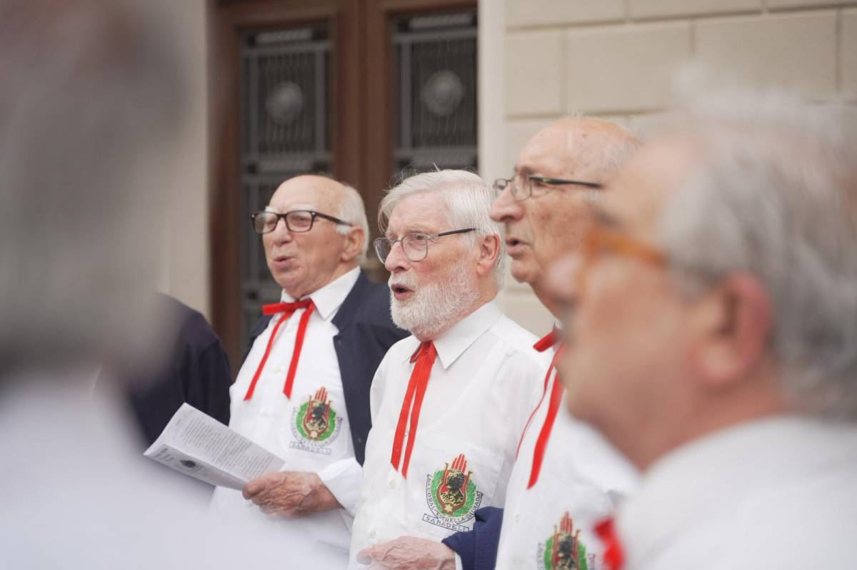 La Societat Coral Estrella Daurada a la plaça del Doctor Robert - DAVID CHAO