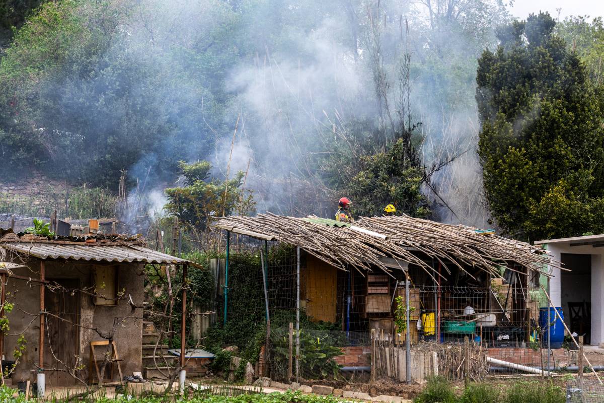 Incendi de vegetació a Can Puiggener - JUANMA PELÁEZ Incendi de vegetació a Can Puiggener