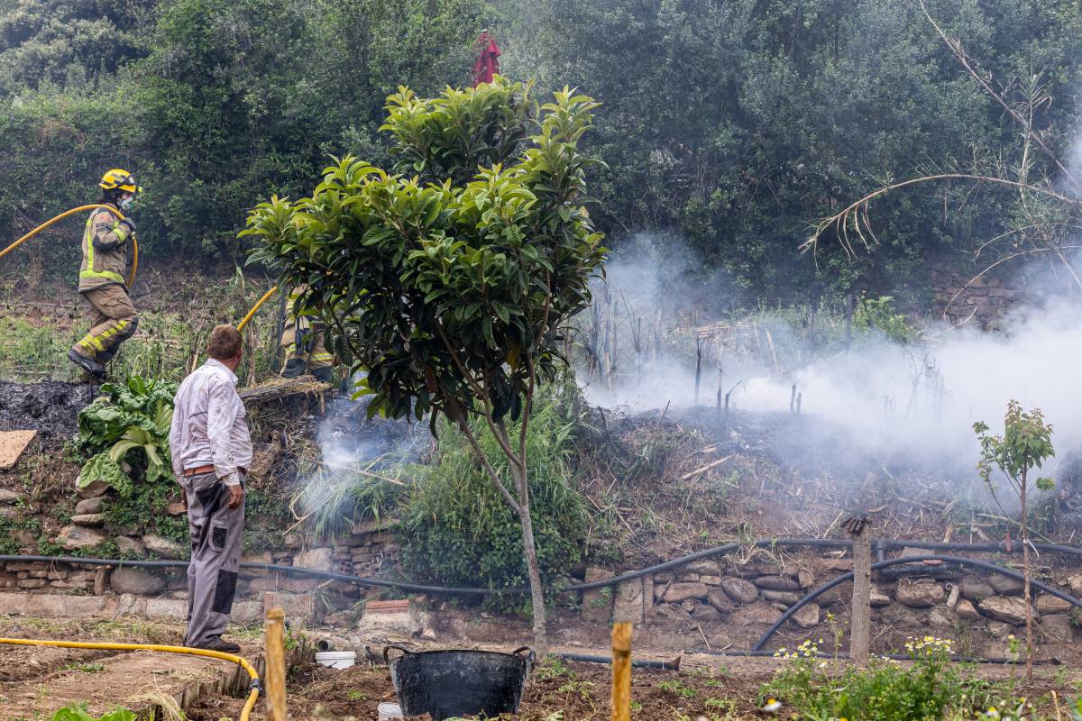 Incendi de vegetació a Can Puiggener - JUANMA PELÁEZ Incendi de vegetació a Can Puiggener