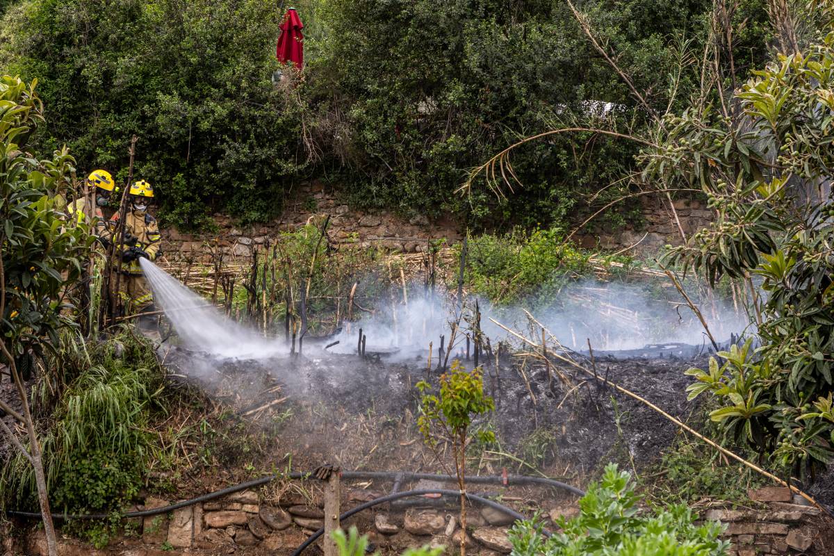Incendi de vegetació a Can Puiggener - JUANMA PELÁEZ Incendi de vegetació a Can Puiggener