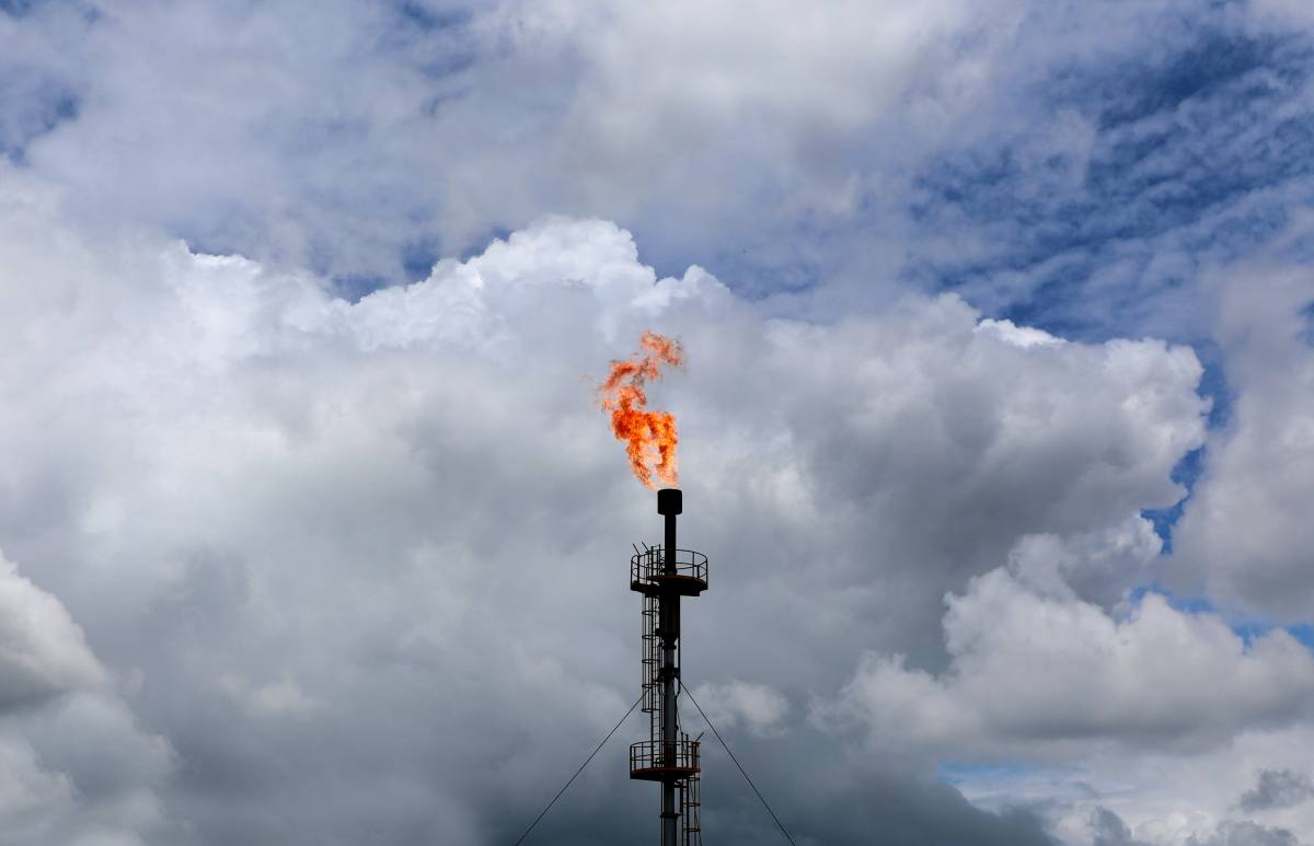 Per què en ple «boom» de les renovables el petroli continua condicionant l'economia?