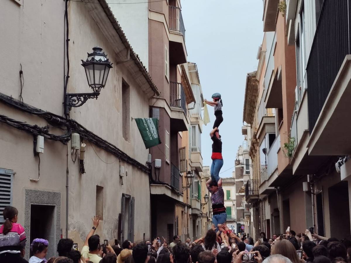 Un castell a la cercavila pels carrers de Manacor. - Bernat Castanyer
