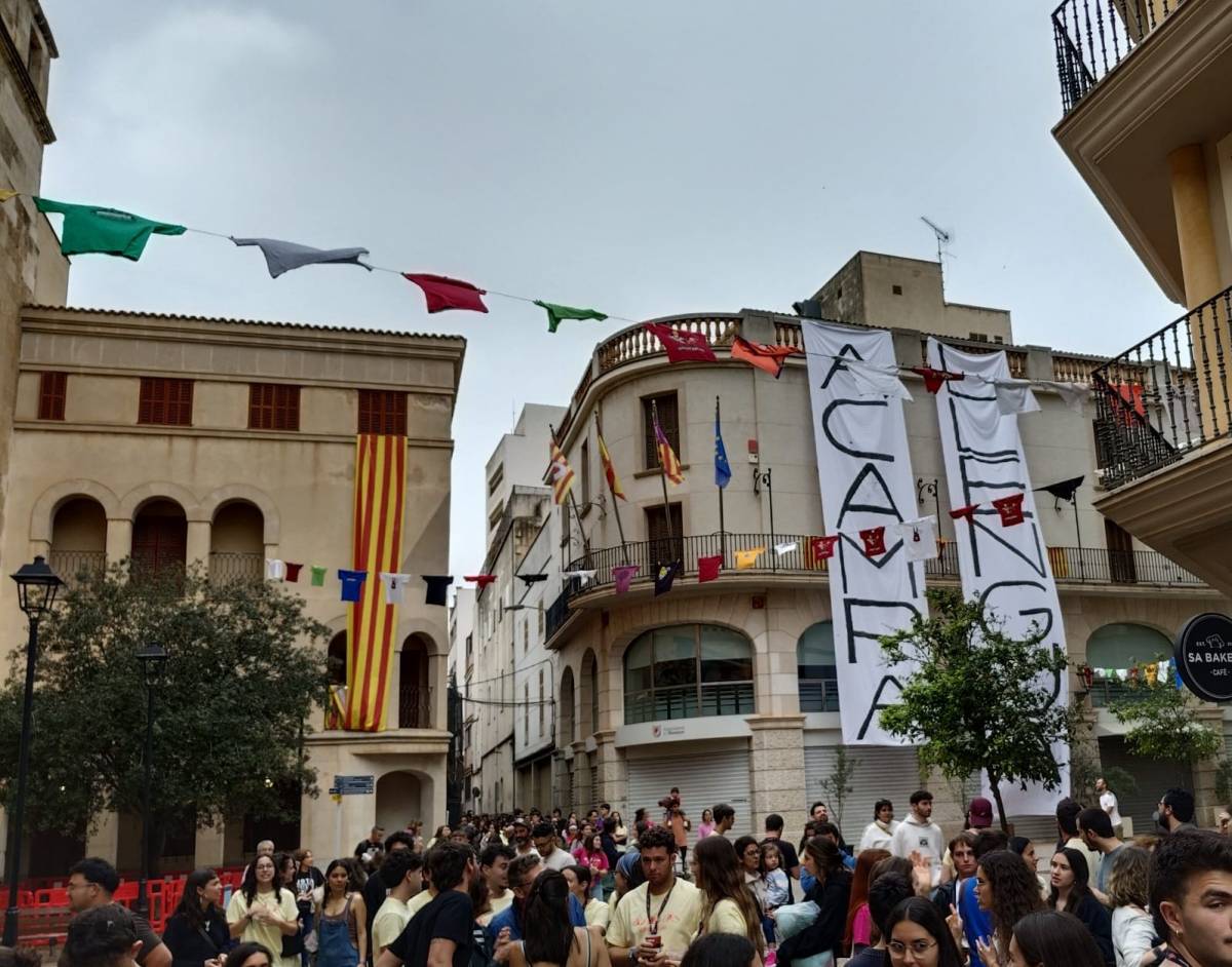 Milers de joves a Mallorca s'apleguen en defensa de la llengua: «Si no tenim festa en català, ens la fem nosaltres»