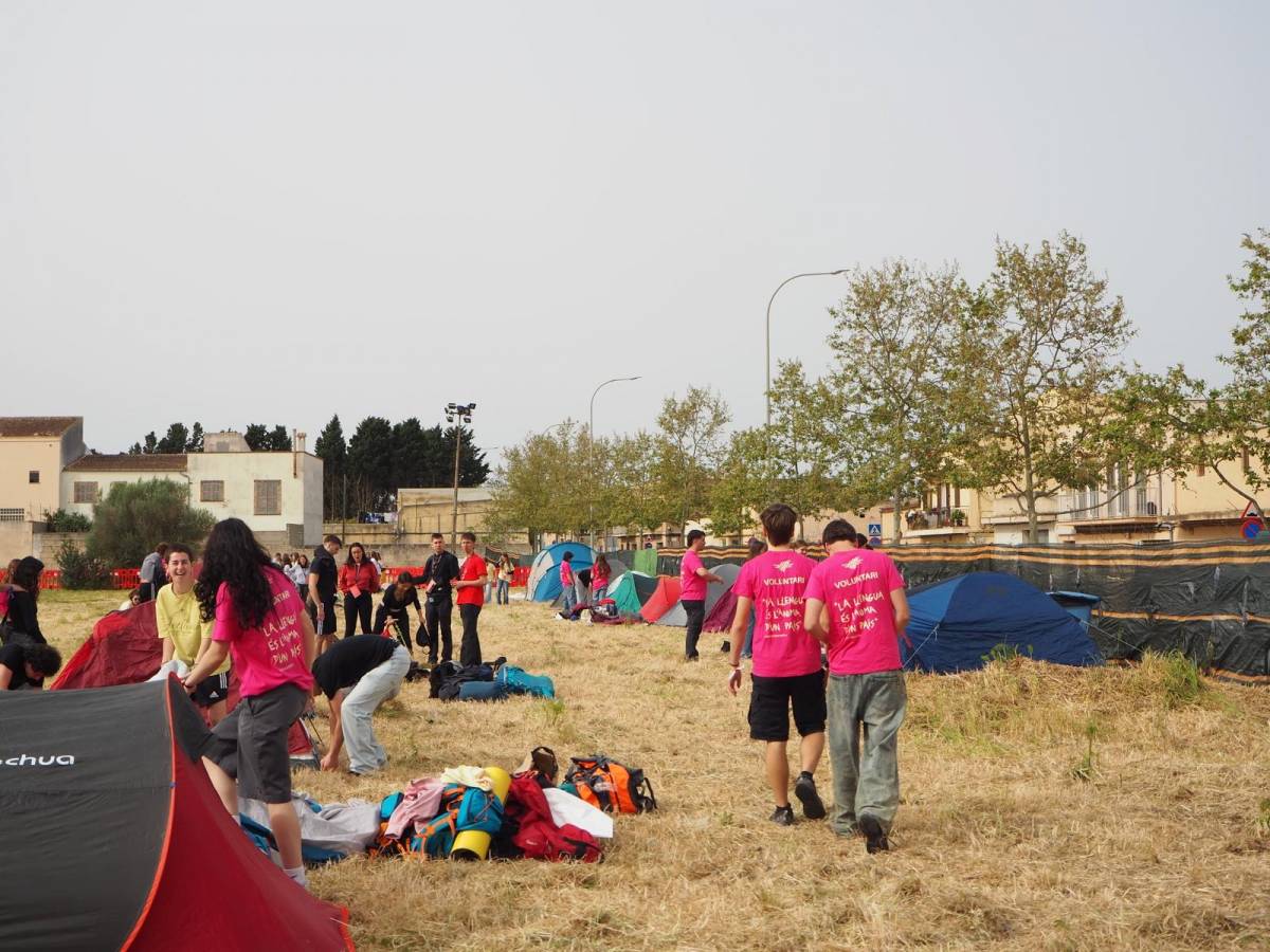 Voluntaris al campament a primera hora del matí, quan s`estaven començant a instal·lar els assistents. - Joves de Mallorca per la Llengua Voluntaris al campament a primera hora del matí, quan s`estaven començant a instal·lar els assistents.