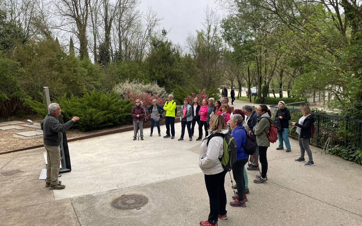 Sant Fruitós homenatja el pintor Pere Clapera amb una caminada i una placa commemorativa
