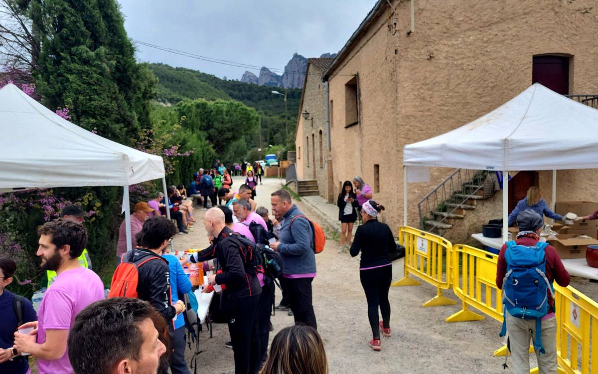Mig miler de participants de la Marxa del Pelegrí s'aturen a esmorzar a la Fira del Montserratí