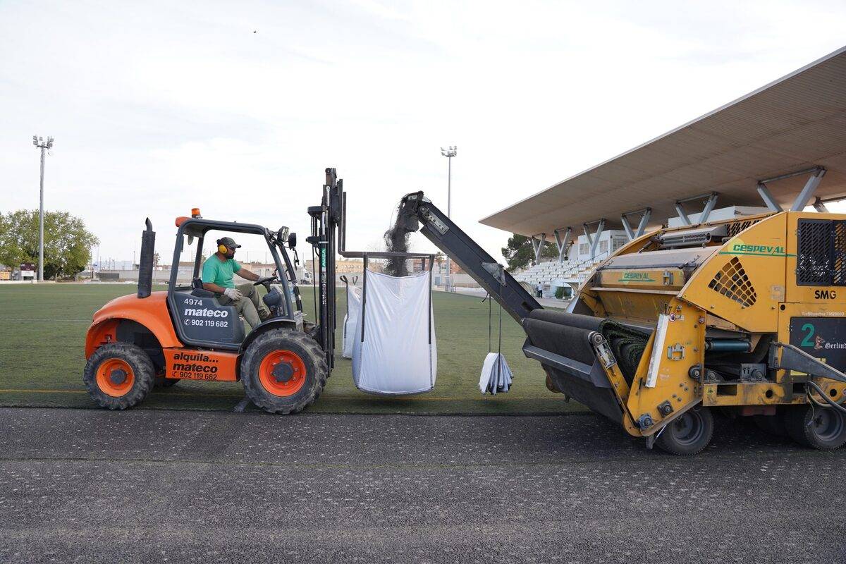 En marxa la substitució de la gespa artificial del Camp Nou a Deltebre