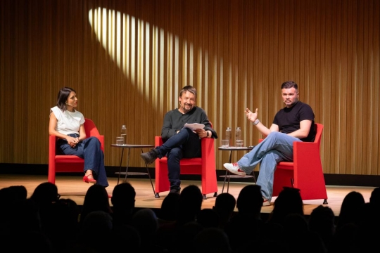 Rufián i Montero arriben a Nou Barris entre crits de «sí que es pot»
