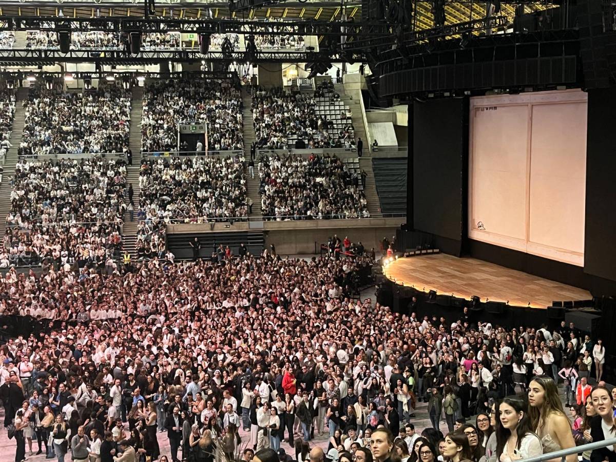 El Palau Sant Jordi ple esperant que comenci el concert de Rosalía - Nació