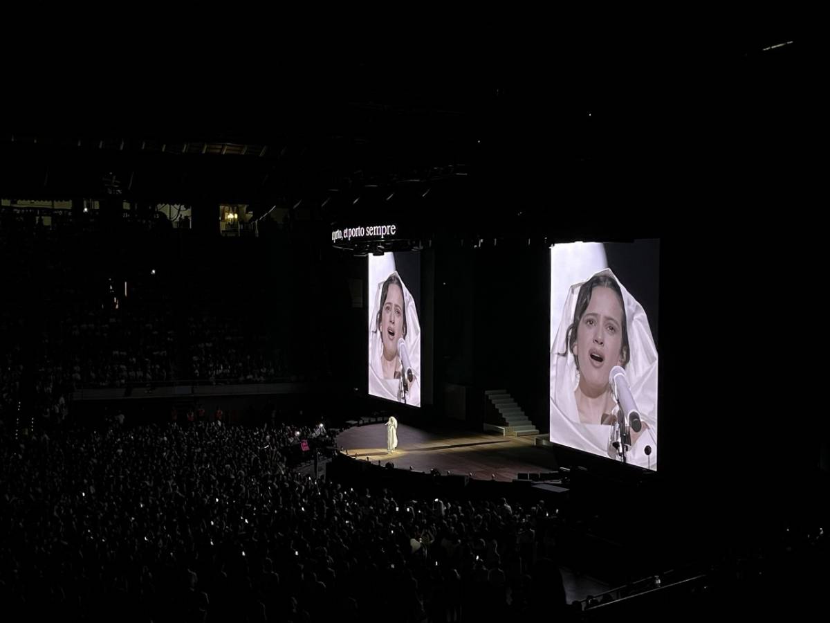 Barcelona s'entrega a Rosalía i ella s'emociona en català: «No volia plorar tan aviat, hòstia!»