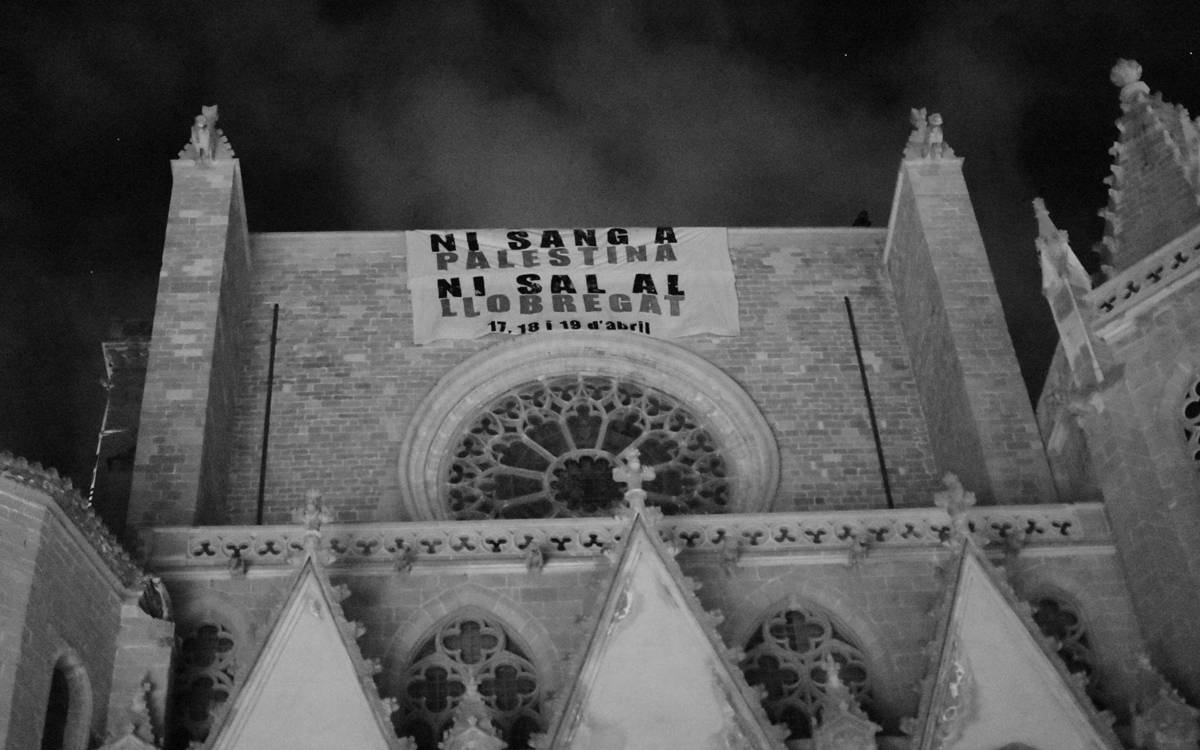 Una pancarta gegant a la Seu crida a la mobilització contra ICL al Bages