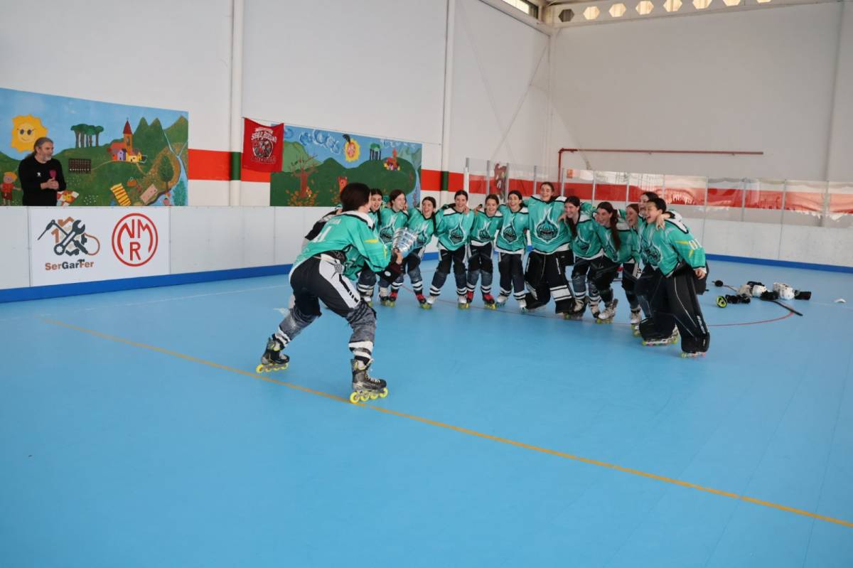 El moment previ a aixecar el trofeu a la pista de Torrelavega - CEDIDA El moment previ a aixecar el trofeu a la pista de Torrelavega
