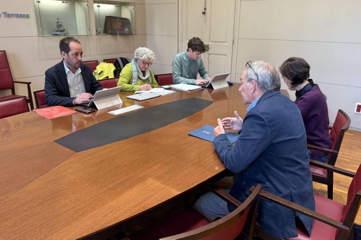 Semàfor en taronja intermitent contra els embussos a la carretera de Matadepera: 