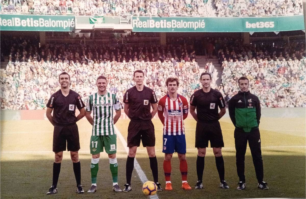Betis-Atlético de Madrid T.2021 amb el sabadellenc Joan Carles Barranco, d`assistent