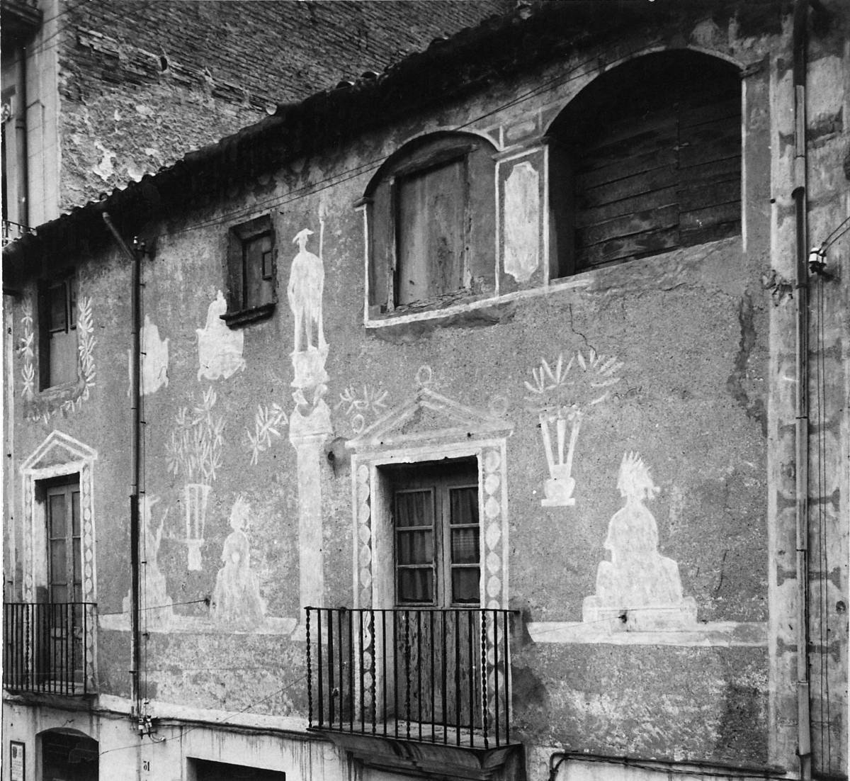 Esgrafiats de tipus colonial a la façana de la casa del carrer Sant Antoni, 31, propietat de la família Valls Baqué