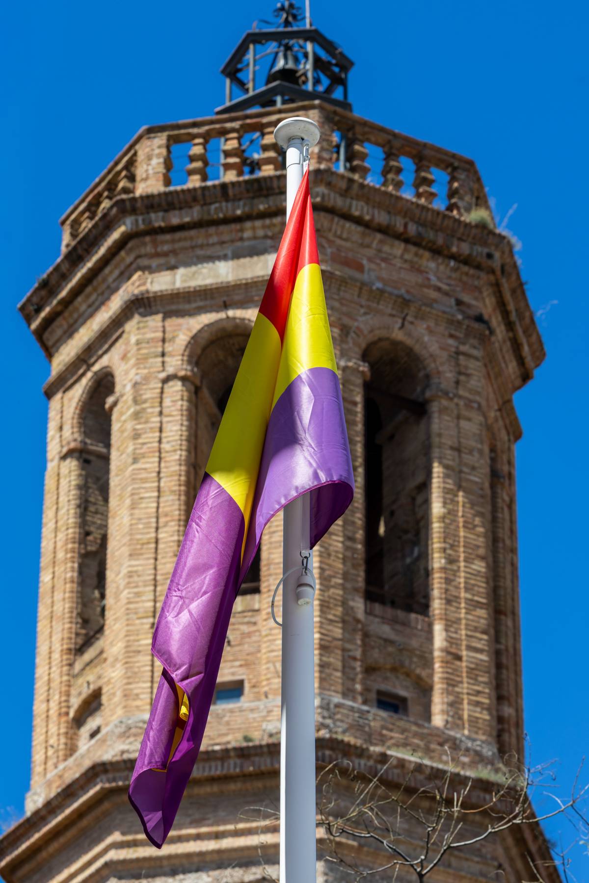 La bandera de la Segona República Espanyola, a la plaça de Sant Roc - Juanma Peláez La bandera de la Segona República Espanyola, a la plaça de Sant Roc