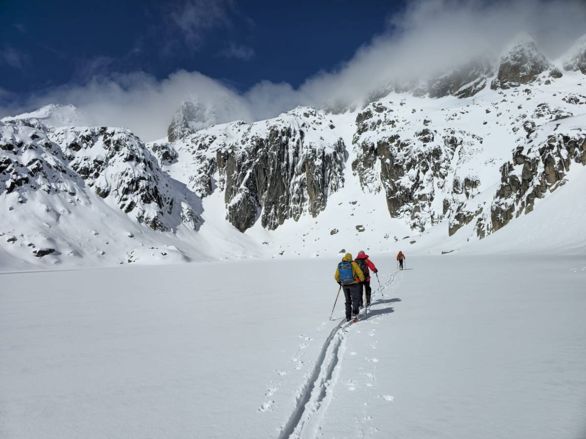 Una part de l`expedició de l`Everest, fent esquí el 2025 al Pirineu