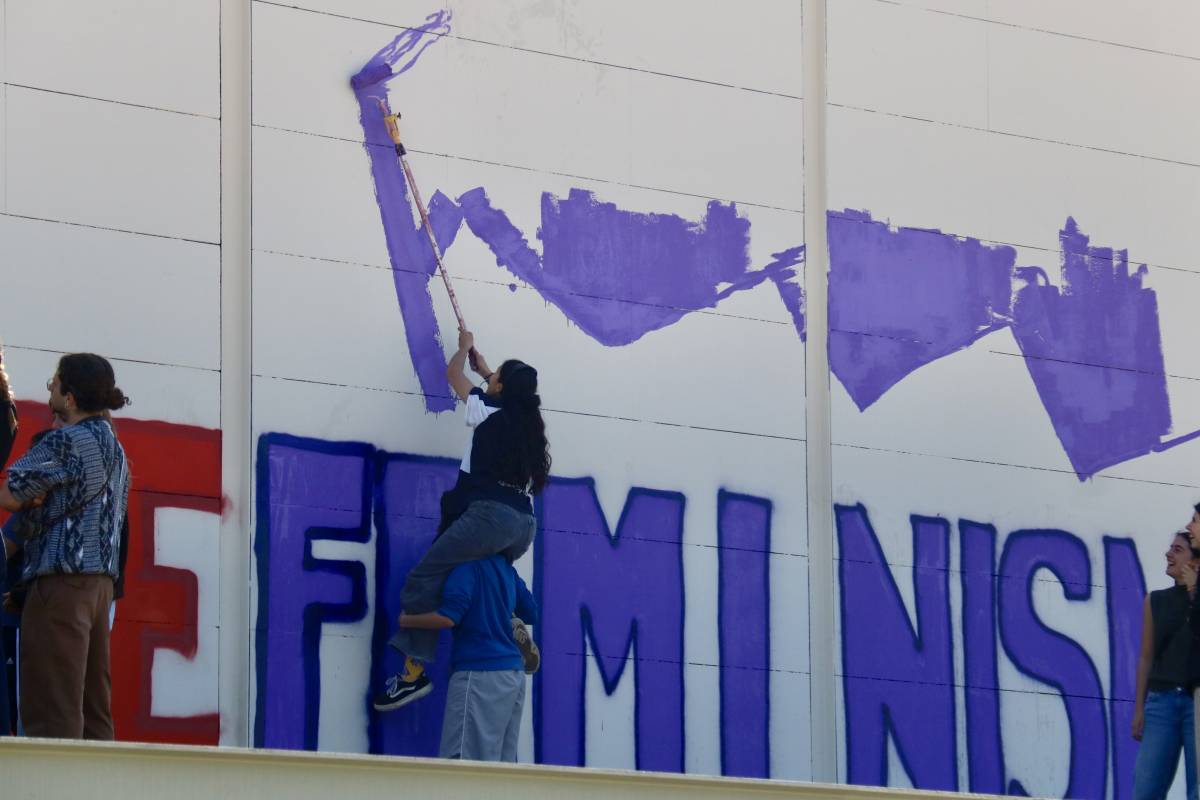 Estudiants de la UAB repinten el mural esborrat: «És el símbol de les nostres lluites»
