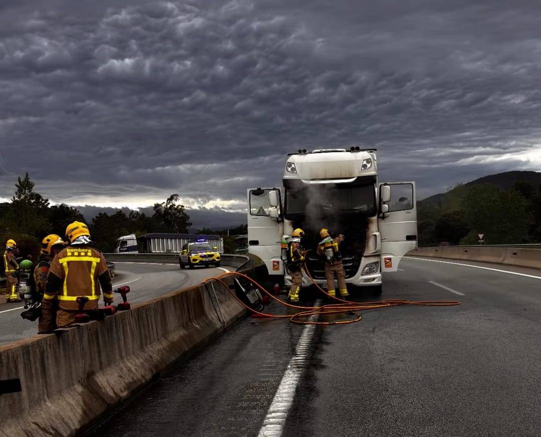 Apaguen un camió frigorífic incendiat a la C-25 entre Arbúcies i Santa Coloma
