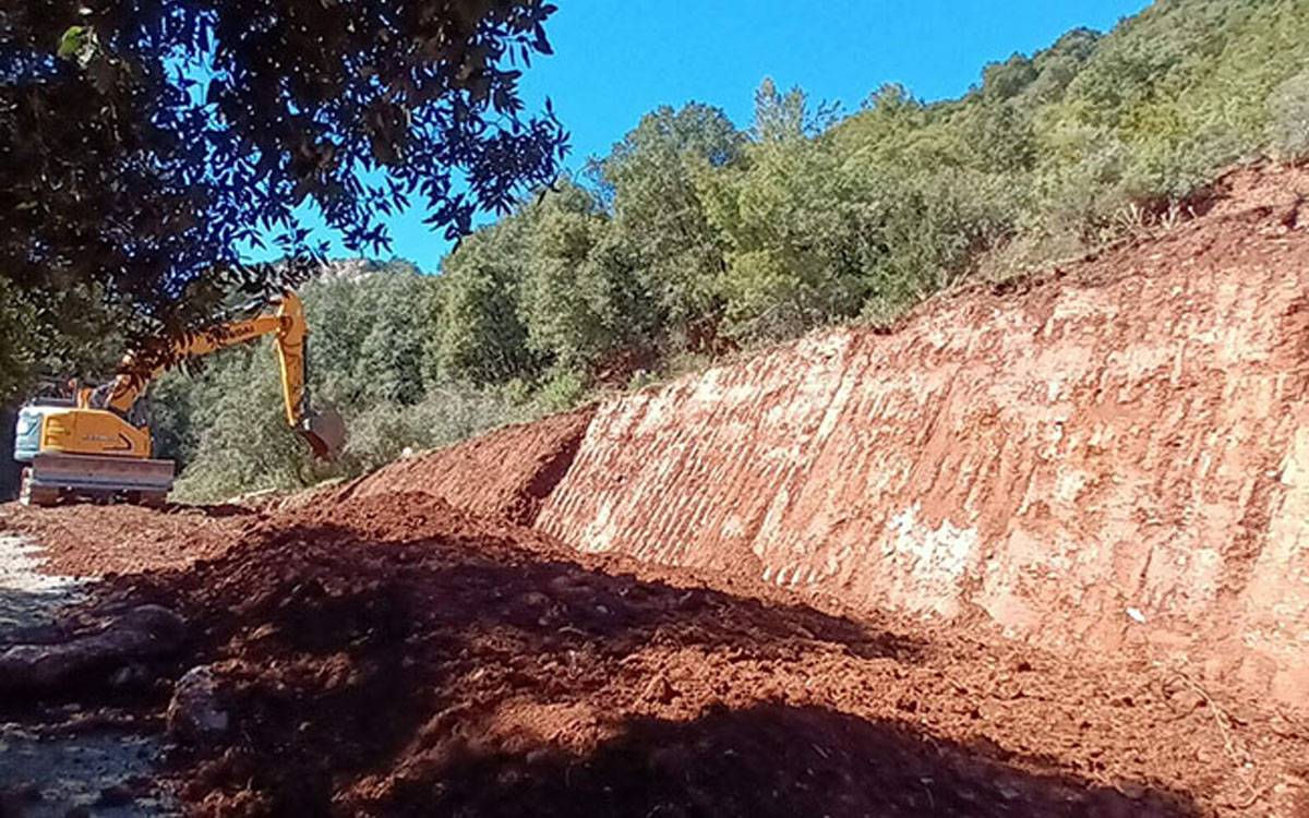 Obres a l'Alzina del Sal·lari per ordenar l'aparcament de Sant Llorenç del Munt i l'Obac