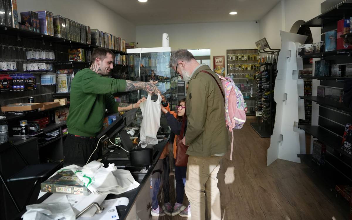 Tanca Troll Cave, la botiga de jocs de rol del carrer del Puig Novell