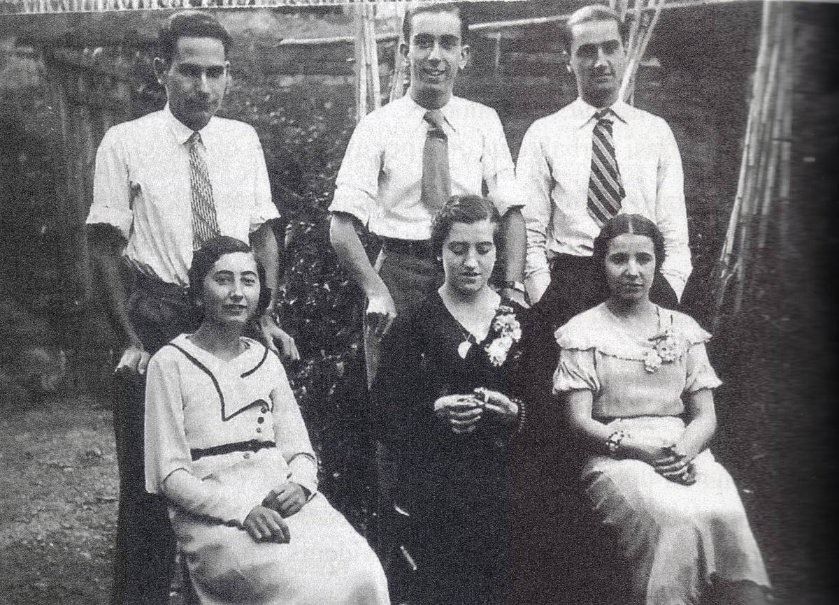 Dempeus, Pere Masana, Joaqukm Ballbé i Salvador Llimona; assegudes, Teresa Serarols, Engràcia Armengol i Joana Pagès - Fons particular Clara Llimona Pagès