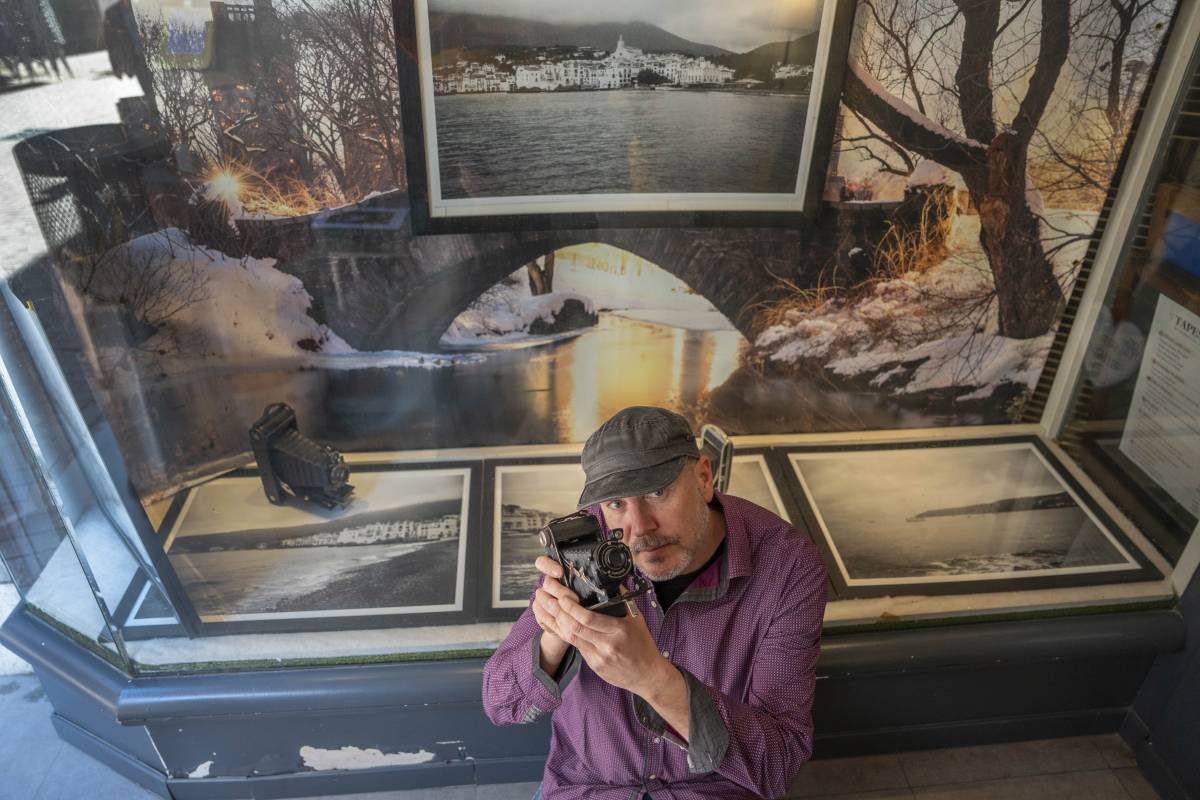 El fotògraf que exposa a un aparador de Terrassa: "He volgut proposar un viatge al passat"