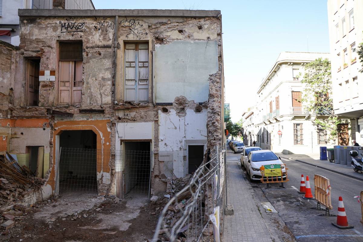 FOTOS | Enderroquen una casa conflictiva del Centre de Sabadell