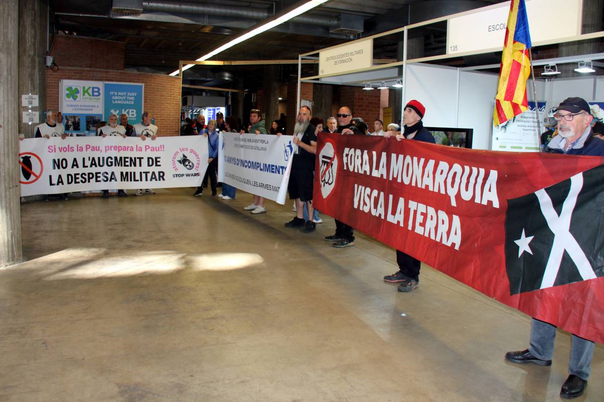 «Les armes no eduquen, maten!»: concentració contra l'estand de l'exèrcit a l'Expojove de Girona