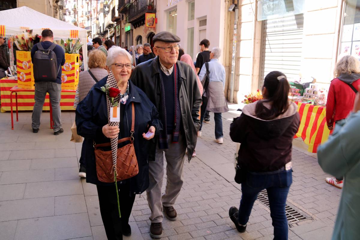 Per què regalem roses i llibres per Sant Jordi?: la història rere la llegenda