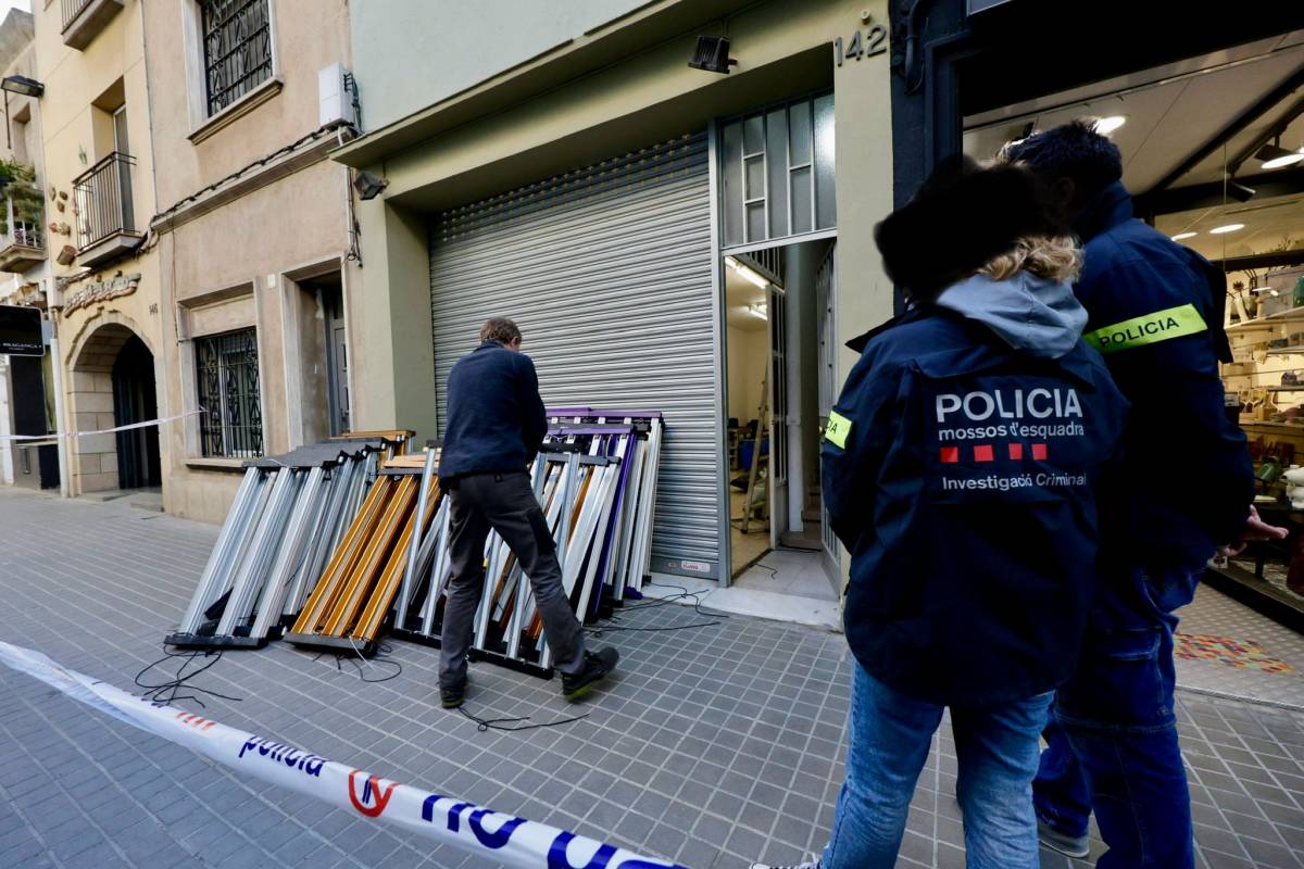 FOTOS | Operatiu policial contra el tràfic de drogues en un immoble del Centre de Sabadell
