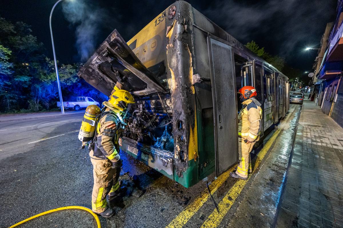 VÍDEO | Ensurt per la crema d'un autobús amb passatgers a l'interior al barri de Torre-romeu