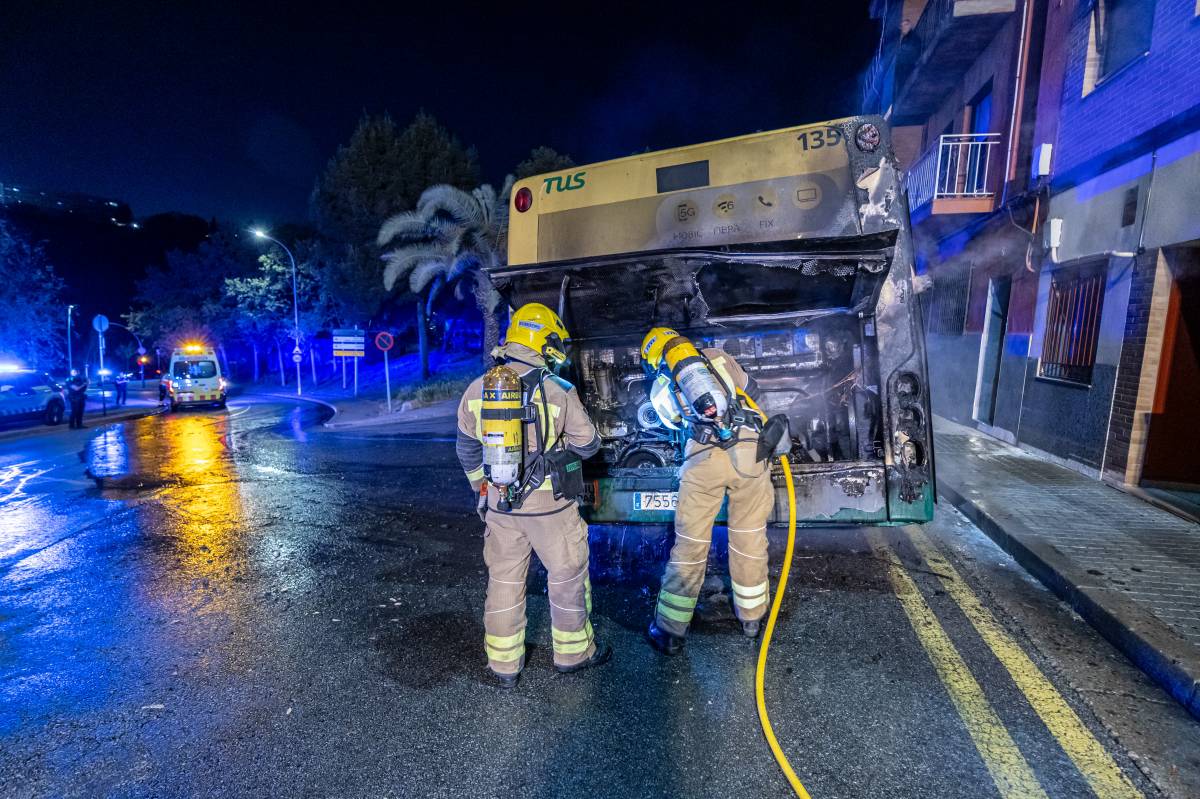 Incendi d`un autobús al barri de Torre-romeu - Juanma Peláez Incendi d`un autobús al barri de Torre-romeu