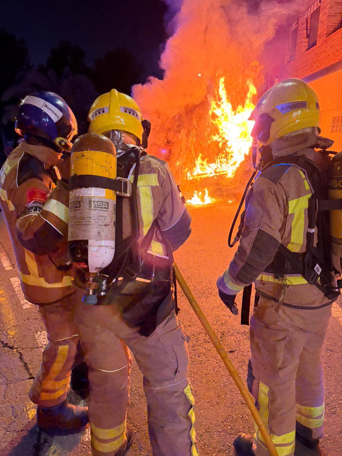 Incendi d`un autobús al barri de Torre-romeu - Juanma Peláez Incendi d`un autobús al barri de Torre-romeu