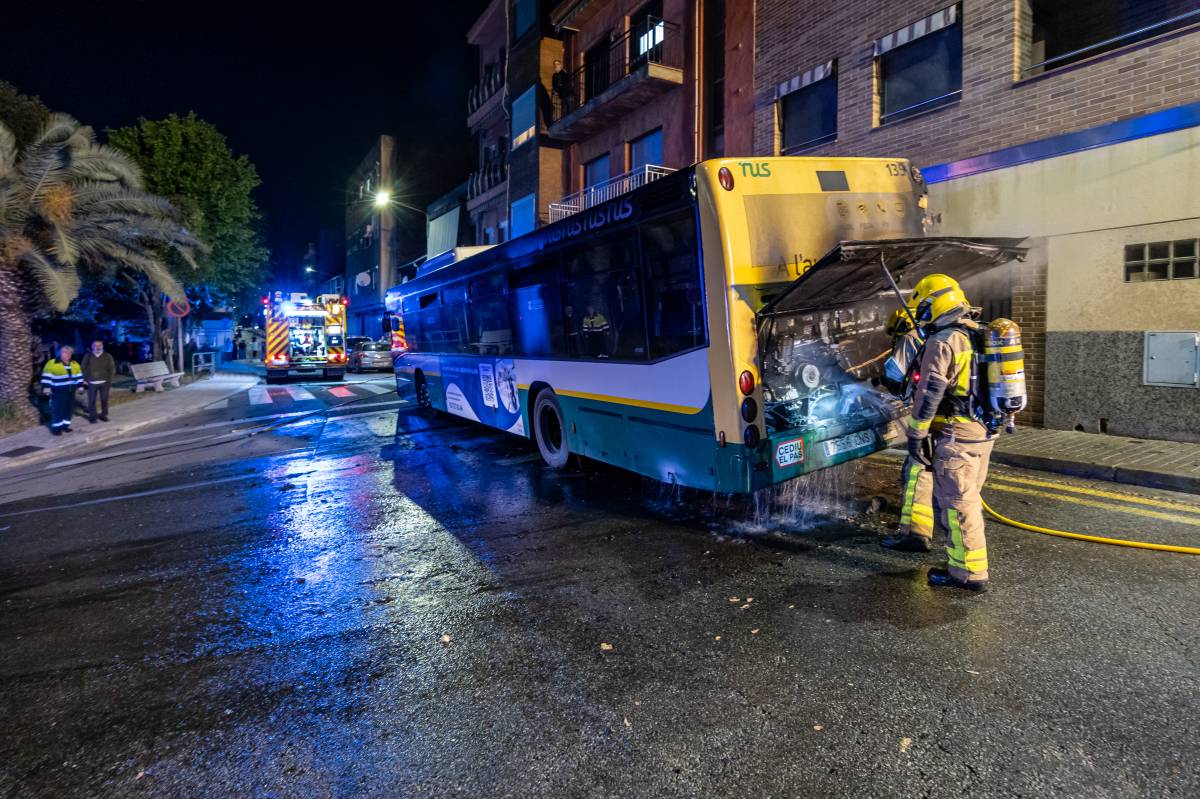 Incendi d`un autobús al barri de Torre-romeu - Juanma Peláez Incendi d`un autobús al barri de Torre-romeu