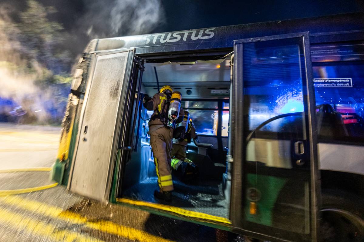 Incendi d`un autobús al barri de Torre-romeu - Juanma Peláez Incendi d`un autobús al barri de Torre-romeu