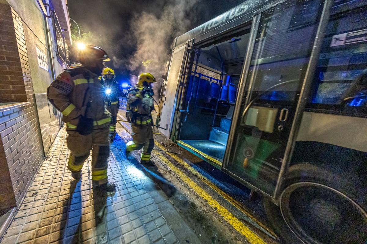 Incendi d`un autobús al barri de Torre-romeu - Juanma Peláez Incendi d`un autobús al barri de Torre-romeu