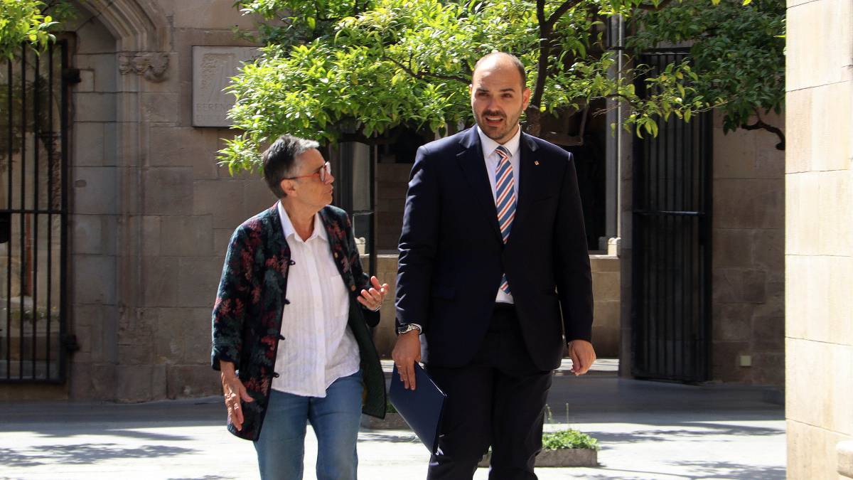 Albert Dalmau, i la consellera de Salut, Olga Pané, es dirigeixen a una reunió de la Com - Laura Fíguls/ACN