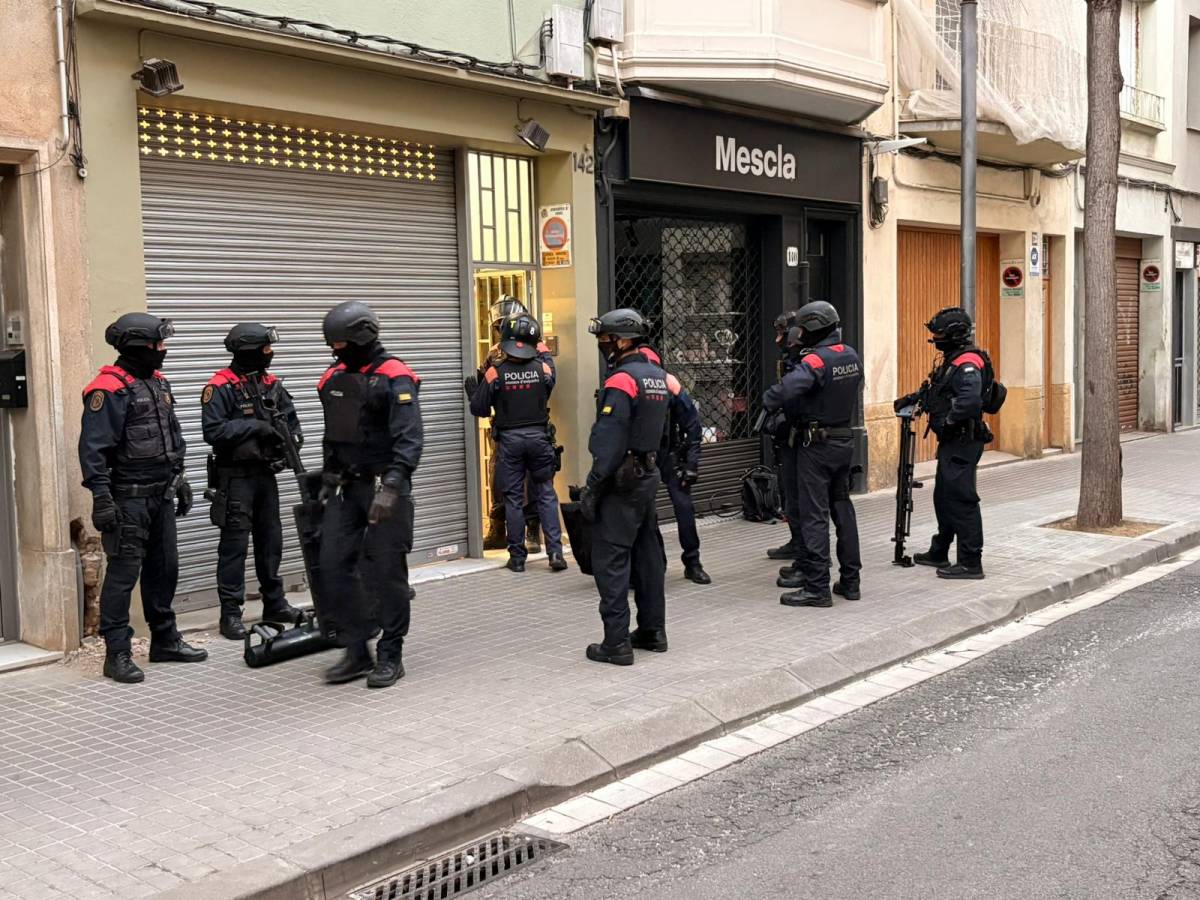 Operatiu policial contra el tràfic de drogues en un domicili del Centre de Sabadell - Juanma Peláez Operatiu policial contra el tràfic de drogues en un domicili del Centre de Sabadell