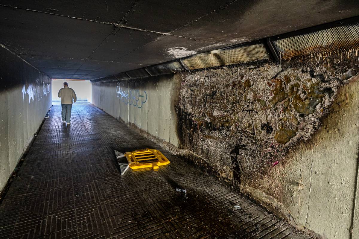 FOTOS | Un matalàs en flames calcina part de la paret d'un dels passos soterrats de la Gran Via