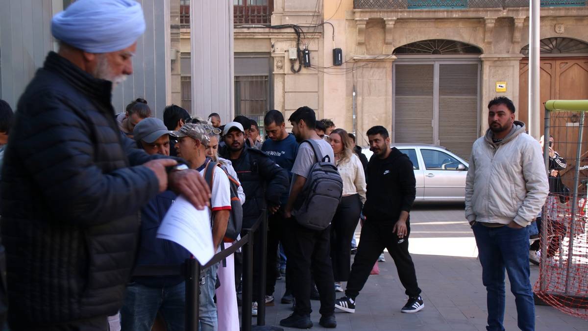 El Govern ja estudia quin paper té el català en la regularització de migrants de Sánchez