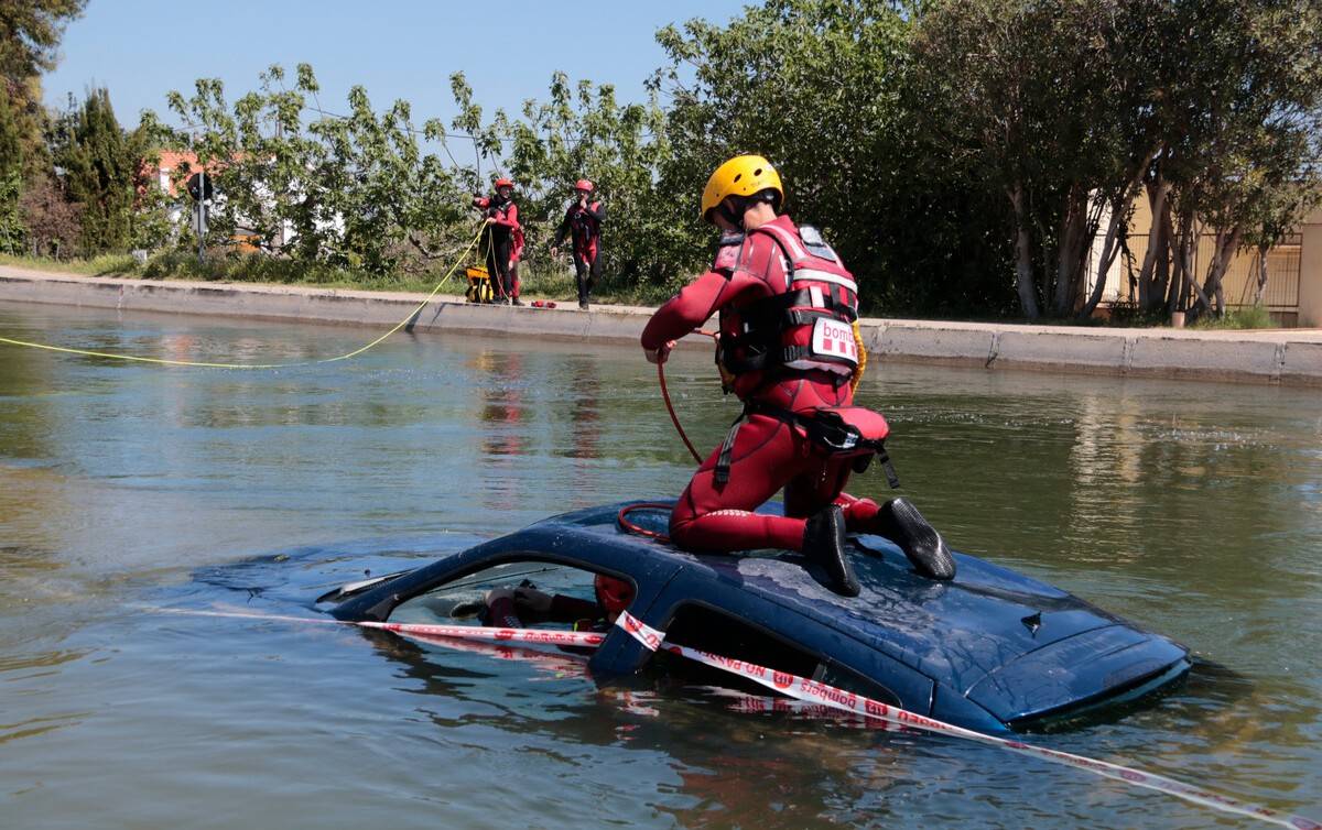 Els Bombers entrenen rescats aquàtics a Amposta per afrontar el canvi climàtic